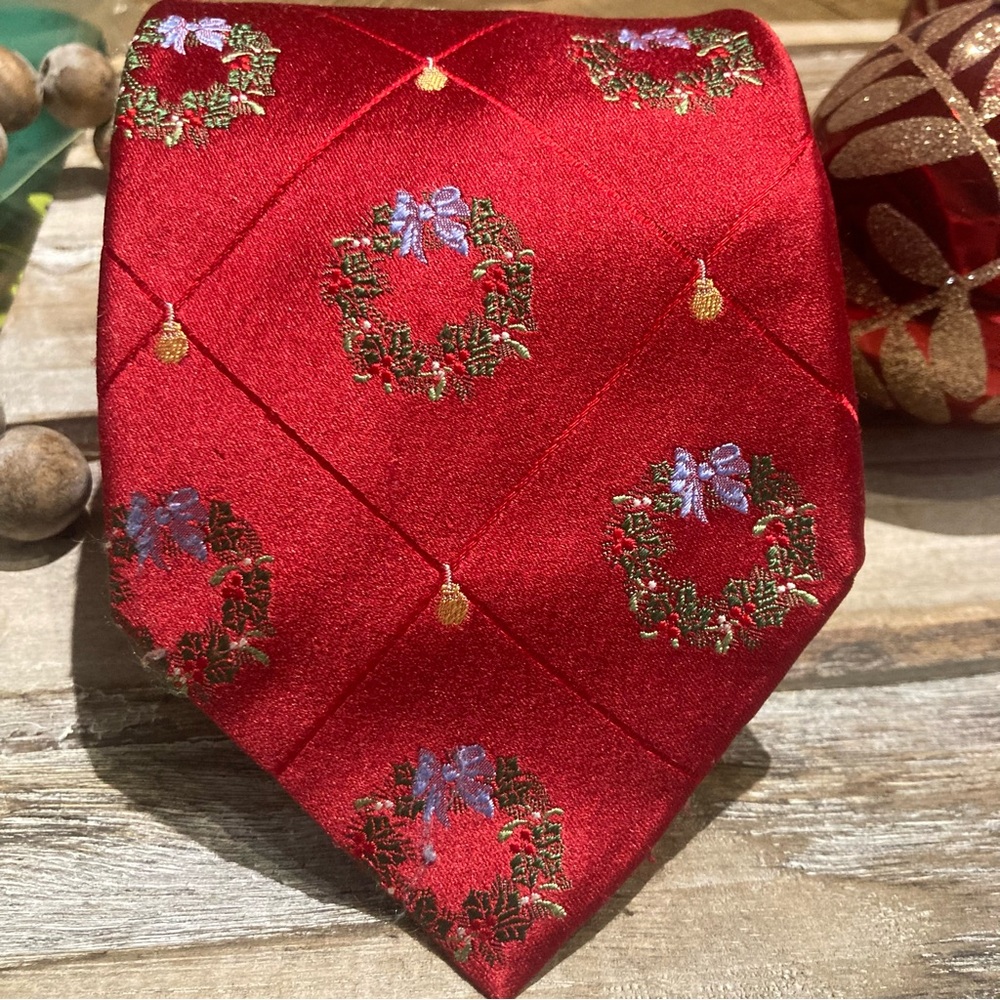ROUND TREE & YORKE HANDMADE ALL SILK RED CHRISTMAS WREATH TIE